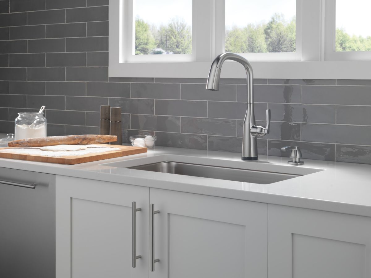 DELTA Stryke Single Handle Pull-Down Kitchen Faucet with Touch2O Technology — Lumicoat® Arctic Stainless