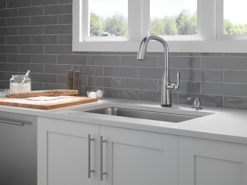 DELTA Stryke Single Handle Pull-Down Kitchen Faucet with Touch2O Technology — Lumicoat® Arctic Stainless
