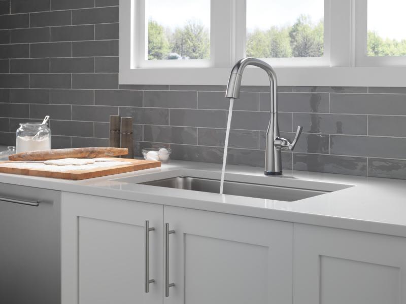 DELTA Stryke Single Handle Pull-Down Kitchen Faucet with Touch2O Technology — Lumicoat® Arctic Stainless