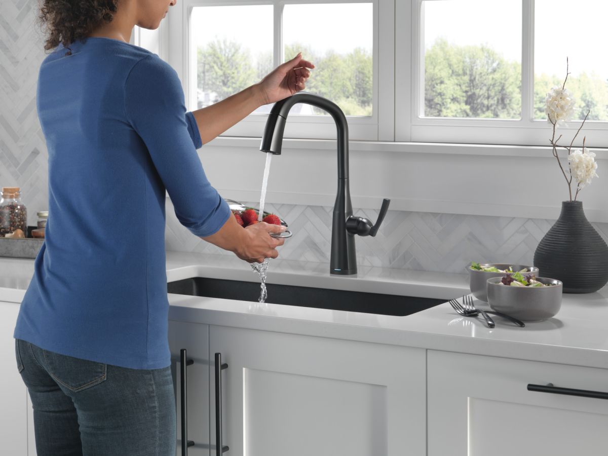 DELTA Stryke Single Handle Pull-Down Kitchen Faucet with Touch2O Technology — Matte Black