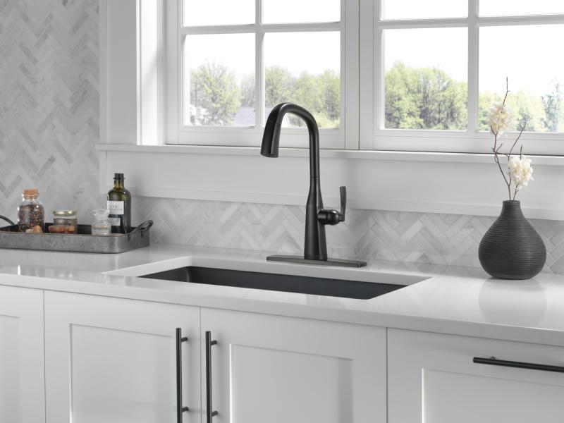 DELTA Stryke Single Handle Pull-Down Kitchen Faucet with Touch2O Technology — Matte Black