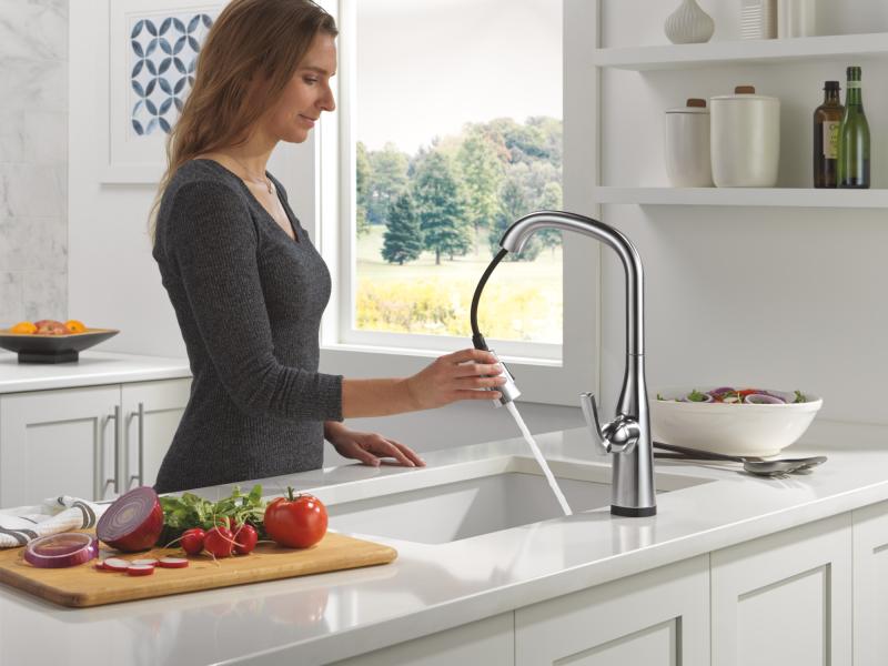 DELTA Stryke Touch2O Technology Kitchen Faucet with Touchless Technology — Lumicoat® Arctic Stainless