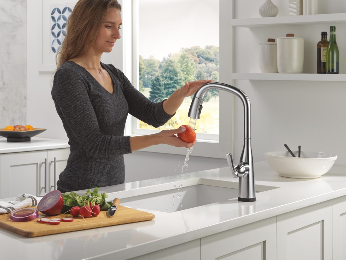 DELTA Stryke Touch2O Technology Kitchen Faucet with Touchless Technology — Lumicoat® Arctic Stainless