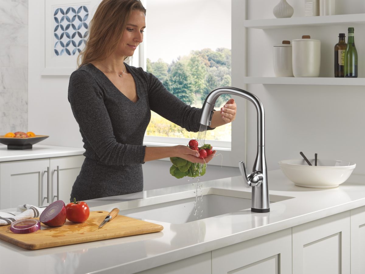 DELTA Stryke Touch2O Technology Kitchen Faucet with Touchless Technology — Lumicoat® Arctic Stainless