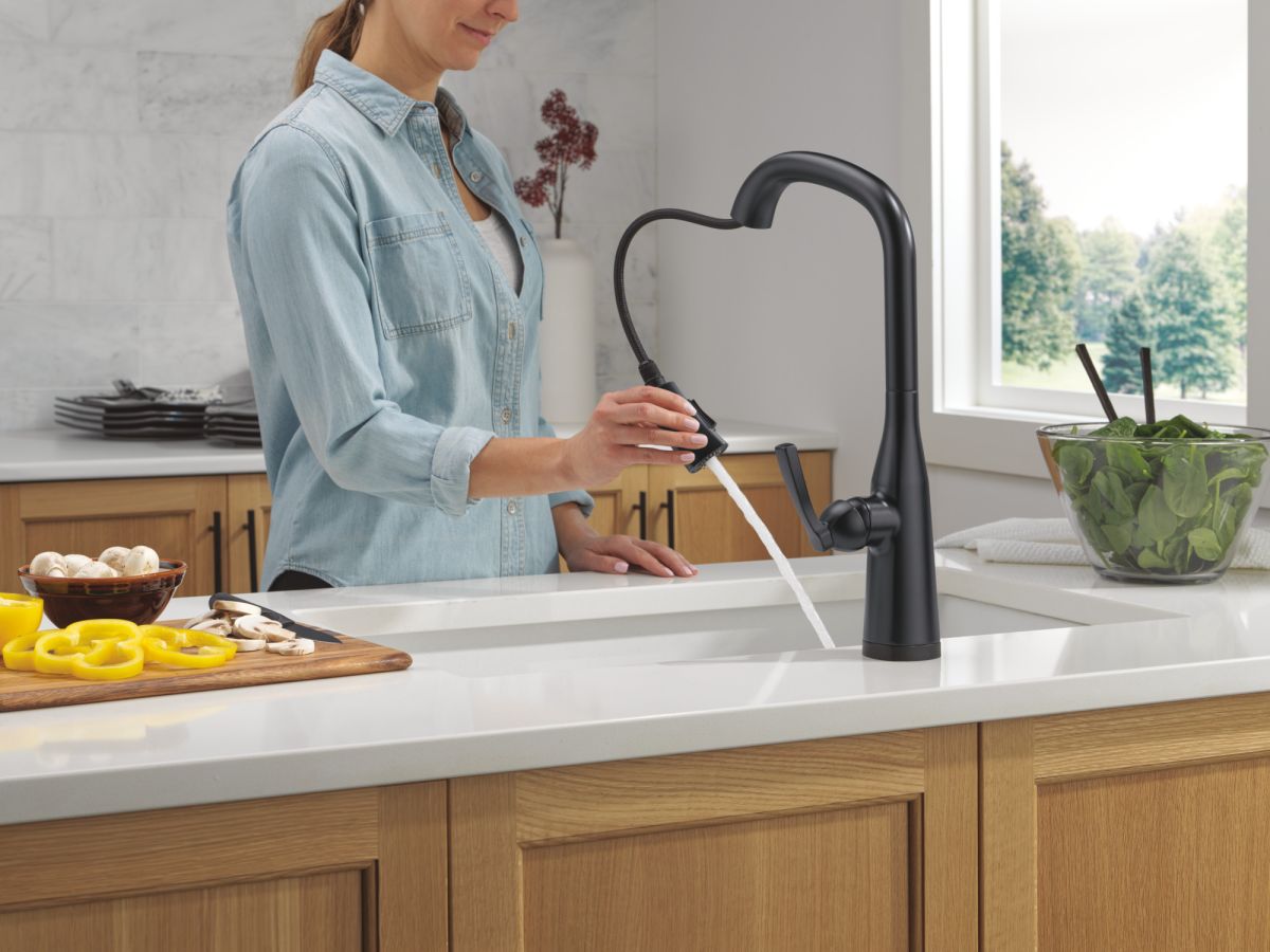 DELTA Stryke Touch2O Technology Kitchen Faucet with Touchless Technology — Matte Black