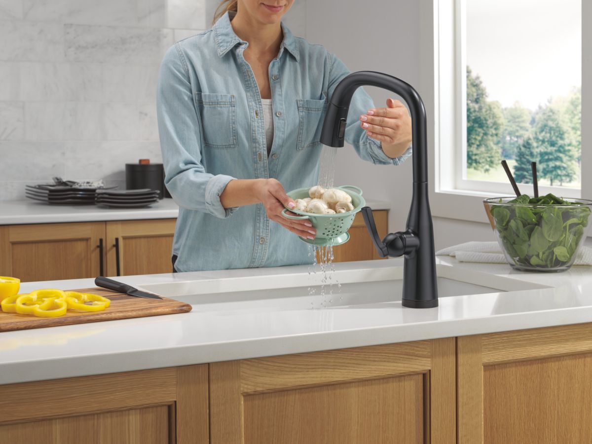 DELTA Stryke Touch2O Technology Kitchen Faucet with Touchless Technology — Matte Black
