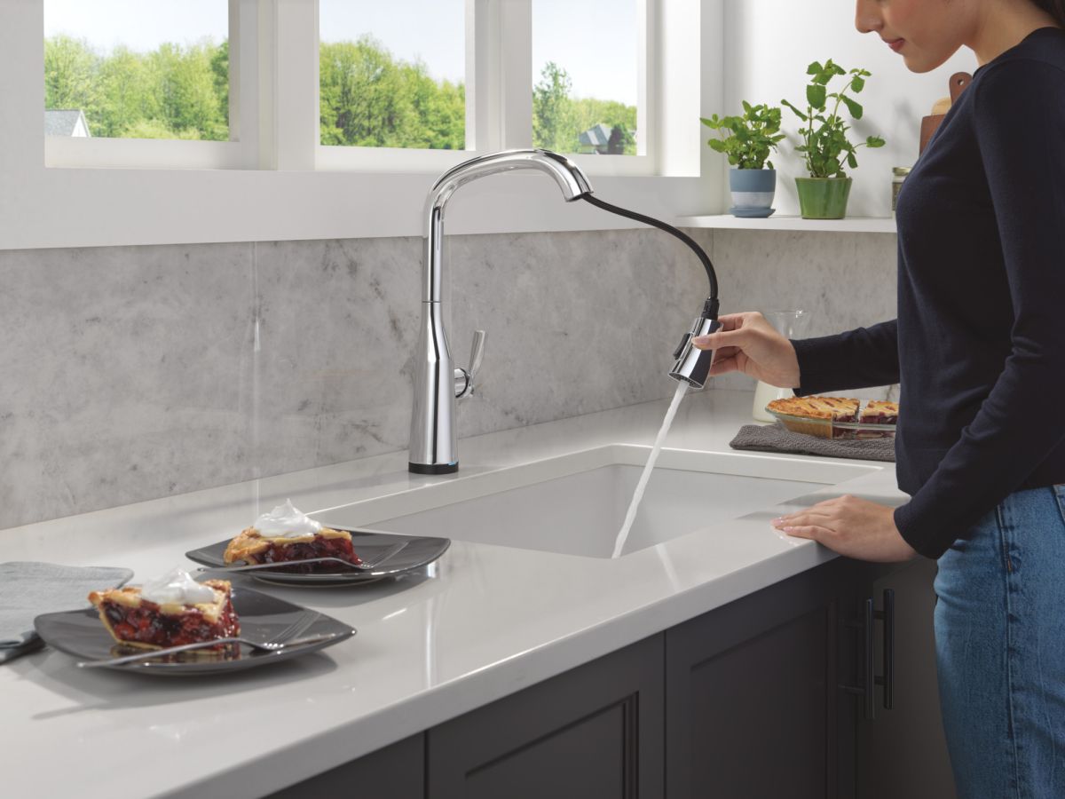 DELTA Stryke Touch2O Technology Kitchen Faucet with Touchless Technology — Lumicoat® Chrome