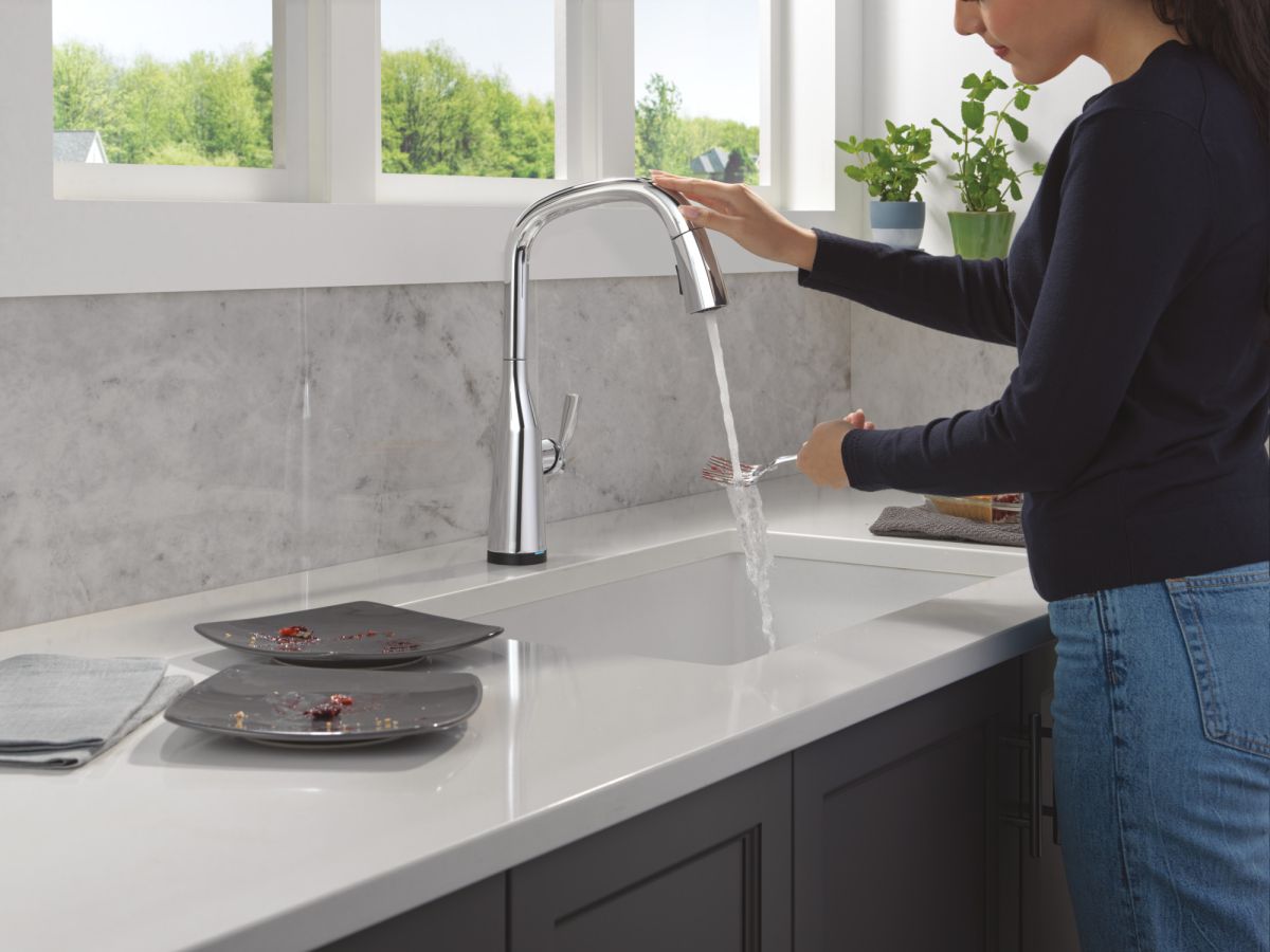 DELTA Stryke Touch2O Technology Kitchen Faucet with Touchless Technology — Lumicoat® Chrome