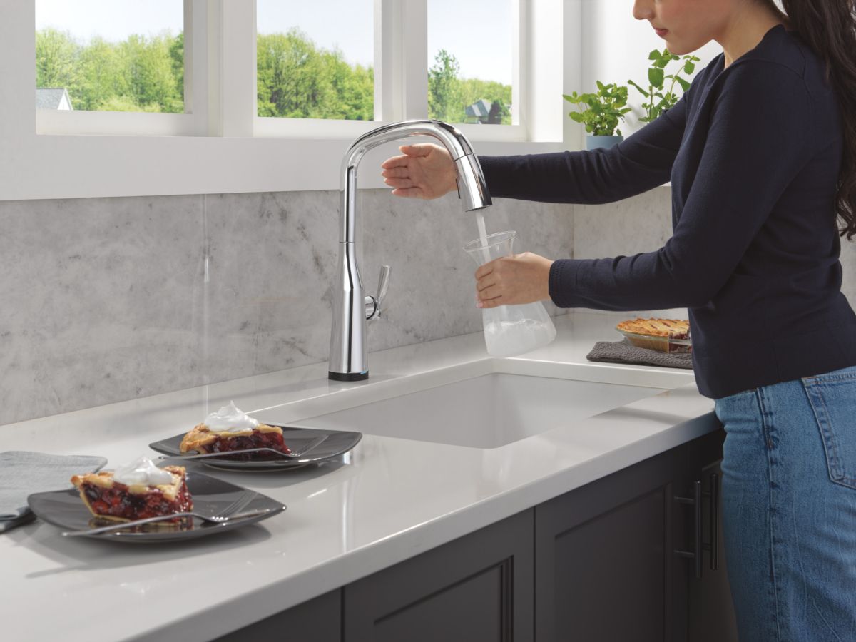 DELTA Stryke Touch2O Technology Kitchen Faucet with Touchless Technology — Lumicoat® Chrome