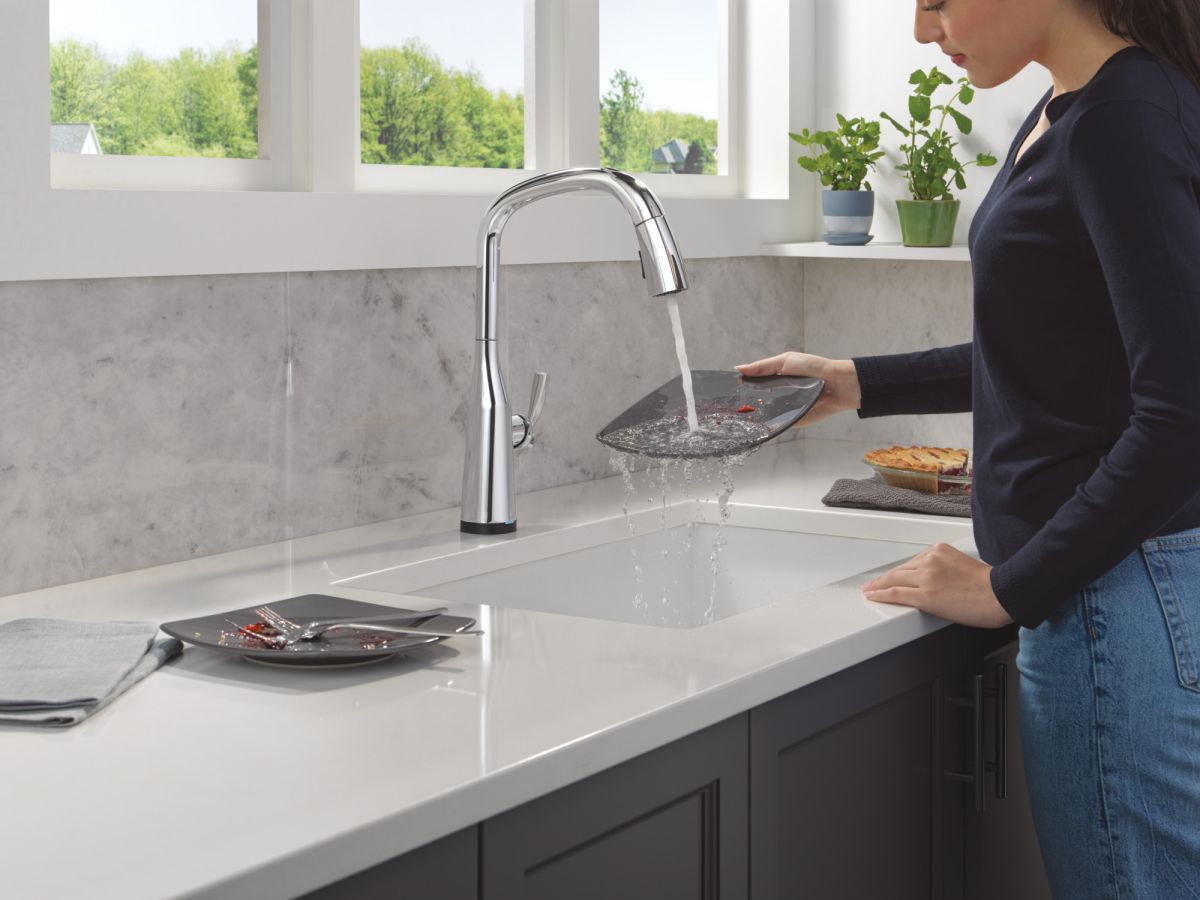 DELTA Stryke Touch2O Technology Kitchen Faucet with Touchless Technology — Lumicoat® Chrome