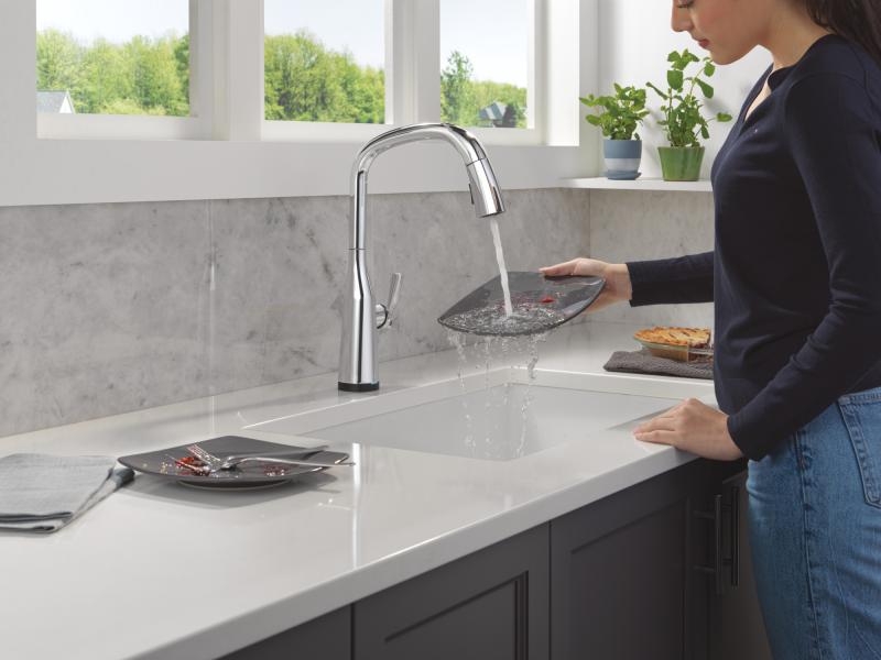 DELTA Stryke Touch2O Technology Kitchen Faucet with Touchless Technology — Lumicoat® Chrome