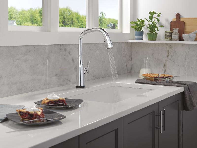 DELTA Stryke Touch2O Technology Kitchen Faucet with Touchless Technology — Lumicoat® Chrome