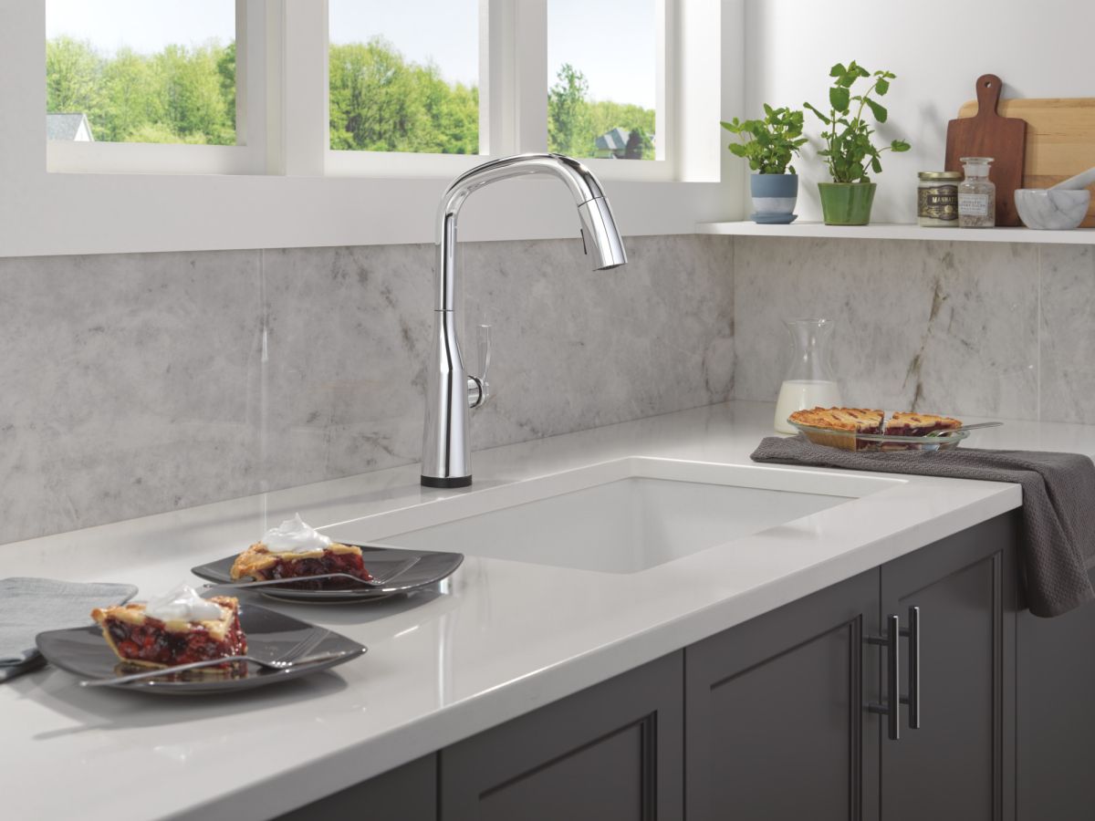 DELTA Stryke Touch2O Technology Kitchen Faucet with Touchless Technology — Lumicoat® Chrome