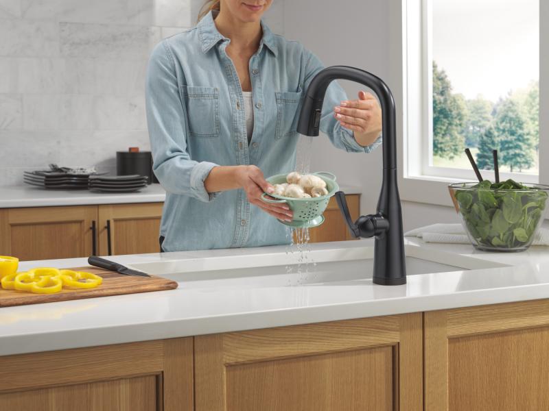 DELTA Stryke VoiceIQ Single Handle Pull-Down Faucet with Touch2O Technology — Matte Black