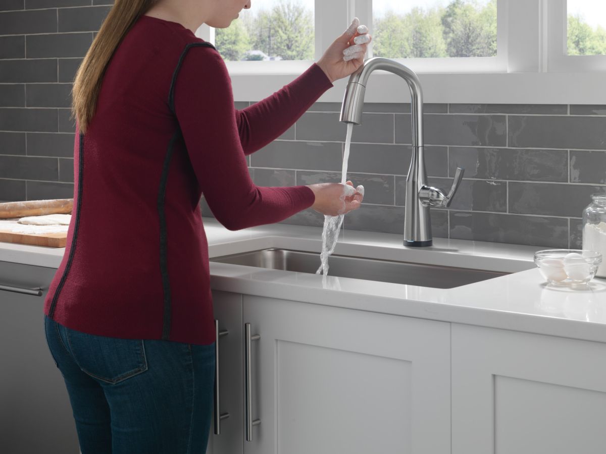 DELTA Stryke Touch2O  Pull-Down Kitchen w/ Voice — Lumicoat® Arctic Stainless
