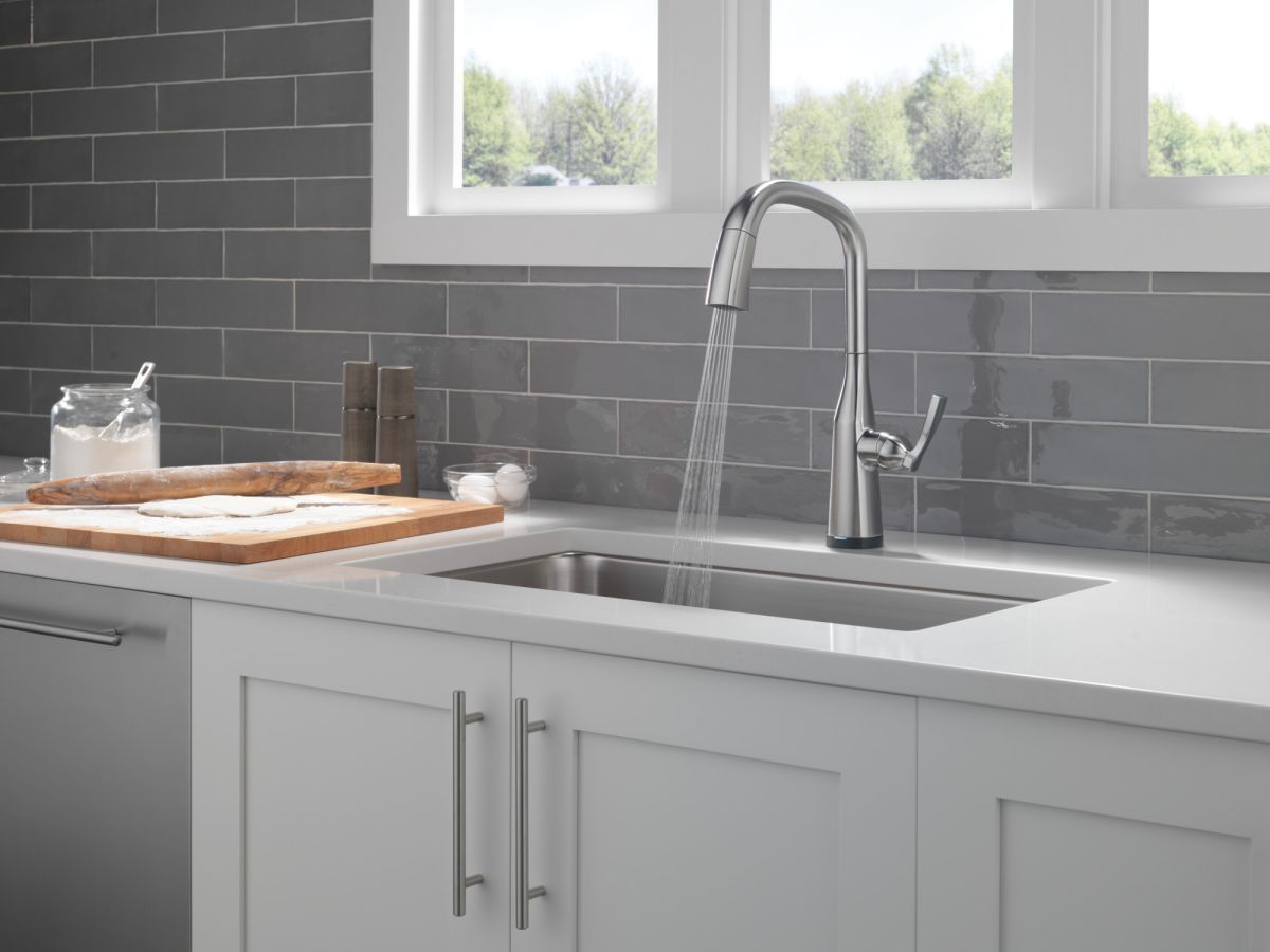 DELTA Stryke Touch2O  Pull-Down Kitchen w/ Voice — Lumicoat® Arctic Stainless
