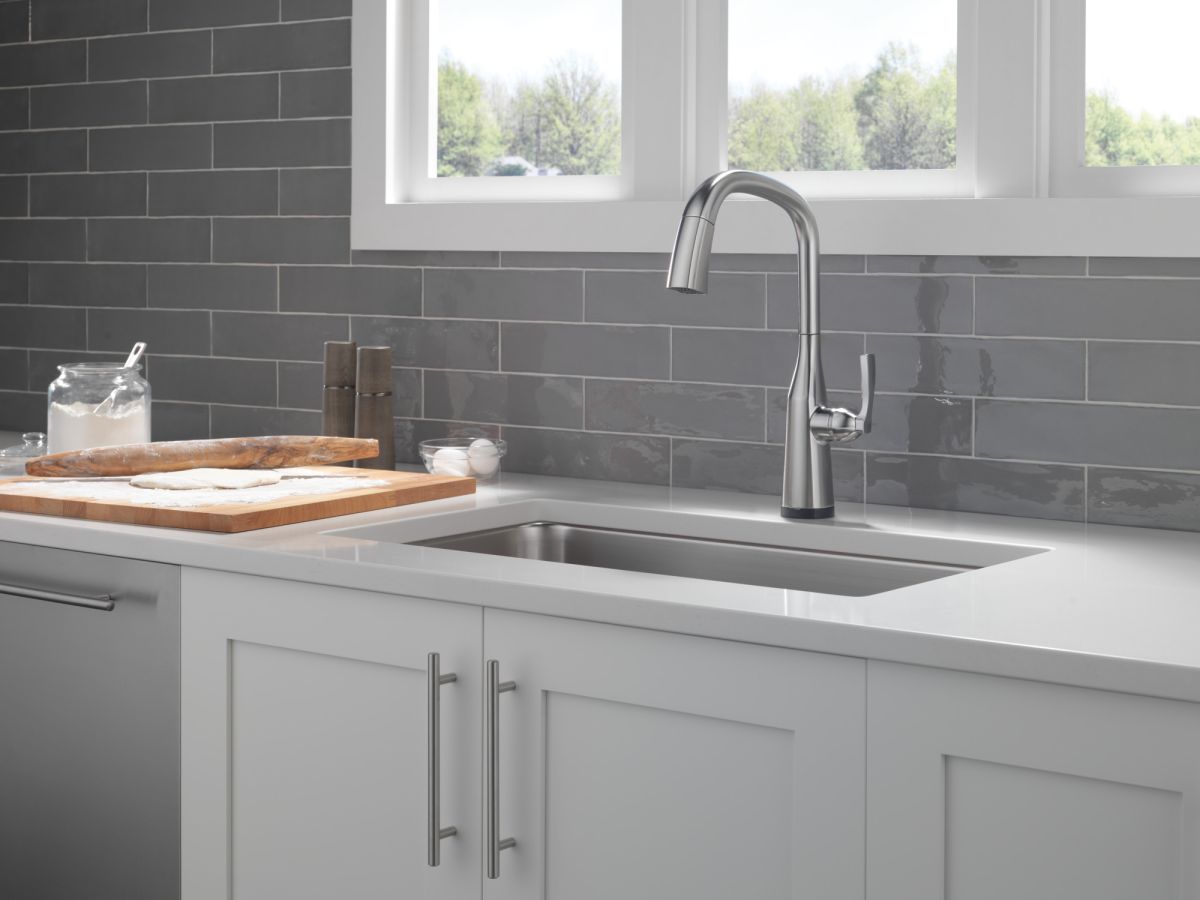 DELTA Stryke Touch2O  Pull-Down Kitchen w/ Voice — Lumicoat® Arctic Stainless
