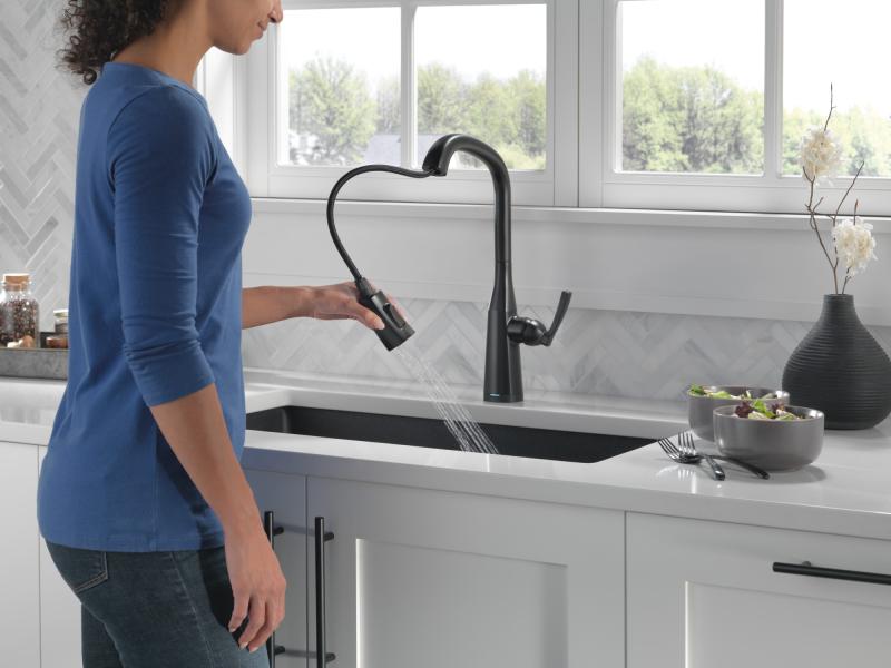 DELTA Stryke Touch2O  Pull-Down Kitchen w/ Voice — Matte Black