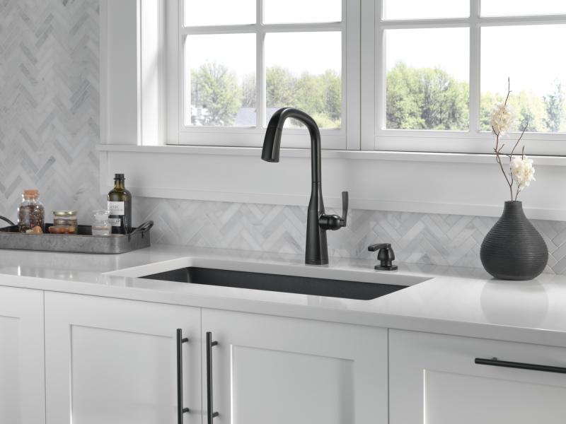 DELTA Stryke Touch2O  Pull-Down Kitchen w/ Voice — Matte Black