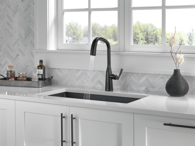 DELTA Stryke Touch2O  Pull-Down Kitchen w/ Voice — Matte Black