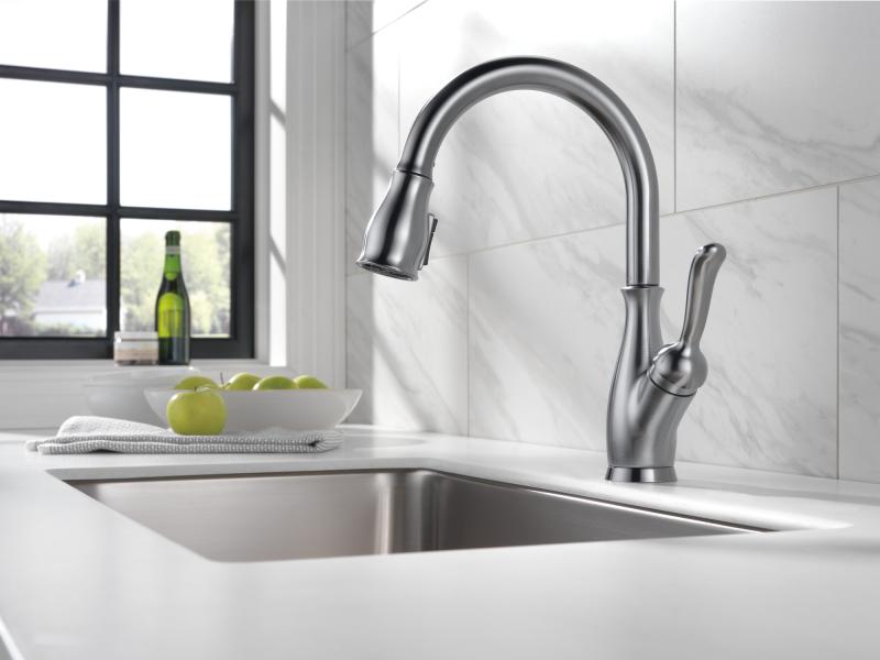 DELTA Leland Single Handle Pull-Down Kitchen Faucet with ShieldSpray Technology — Arctic Stainless
