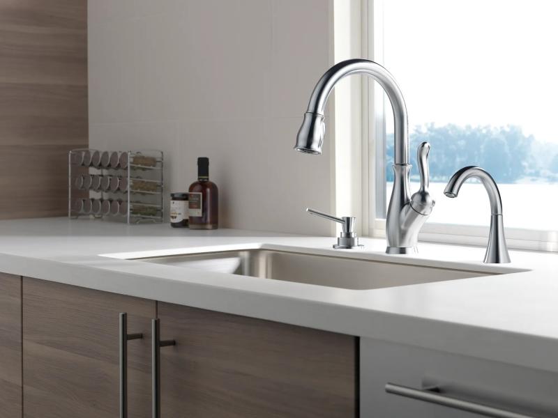 DELTA Leland Single Handle Pull-Down Kitchen Faucet with ShieldSpray Technology — Arctic Stainless