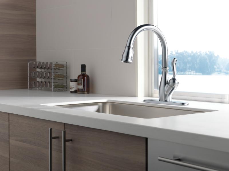 DELTA Leland Single Handle Pull-Down Kitchen Faucet with ShieldSpray Technology — Arctic Stainless