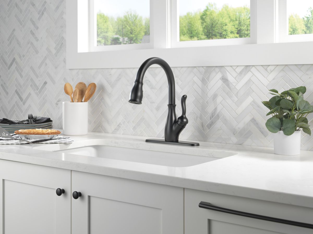 DELTA Leland Single Handle Pull-Down Kitchen Faucet With ShieldSpray Technology — Matte Black