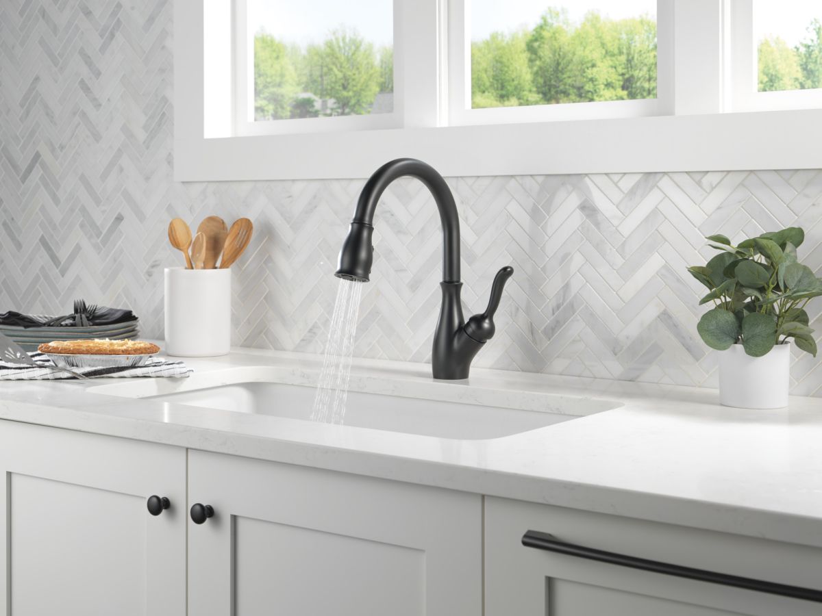 DELTA Leland Single Handle Pull-Down Kitchen Faucet With ShieldSpray Technology — Matte Black