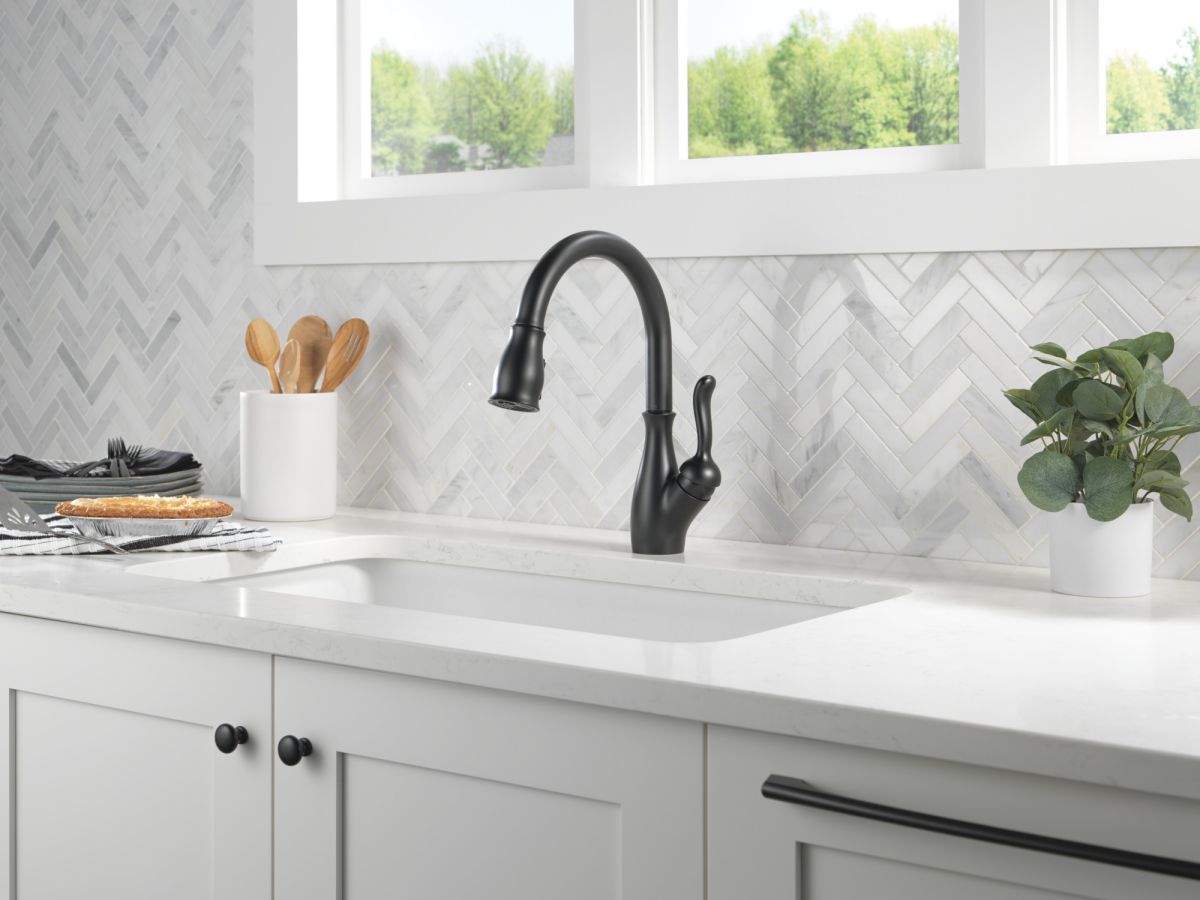 DELTA Leland Single Handle Pull-Down Kitchen Faucet With ShieldSpray Technology — Matte Black