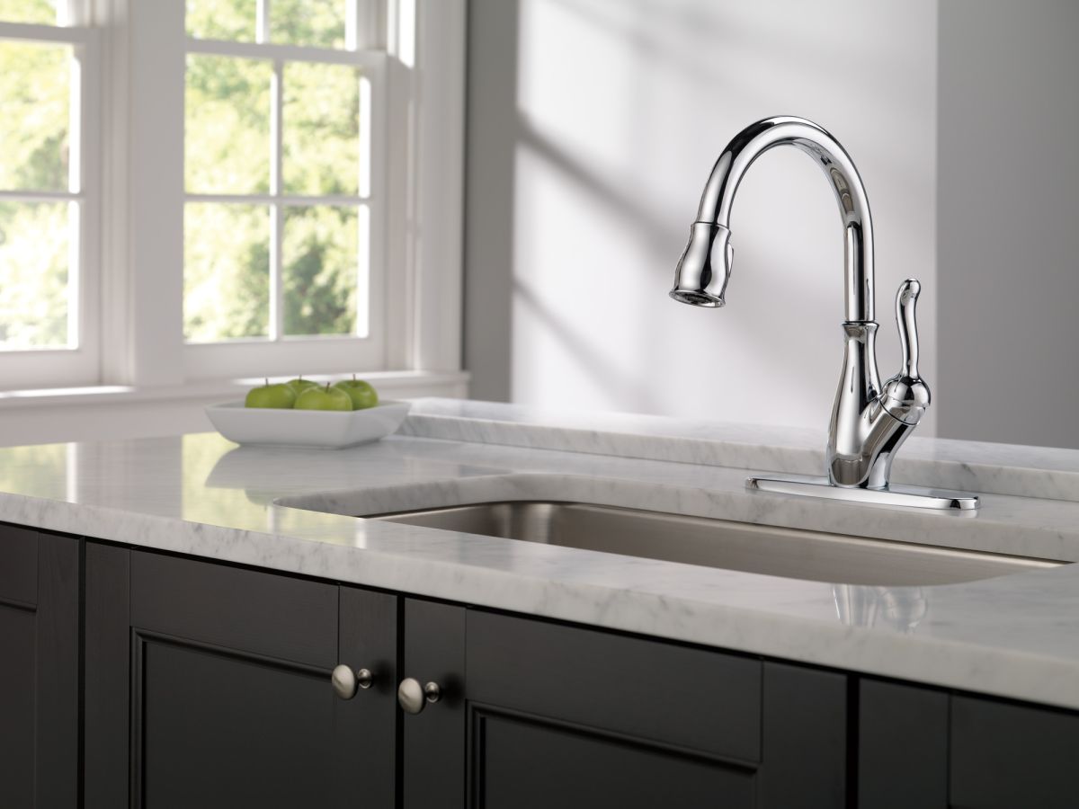 DELTA Leland Single Handle Pull-Down Kitchen Faucet with ShieldSpray Technology — Chrome