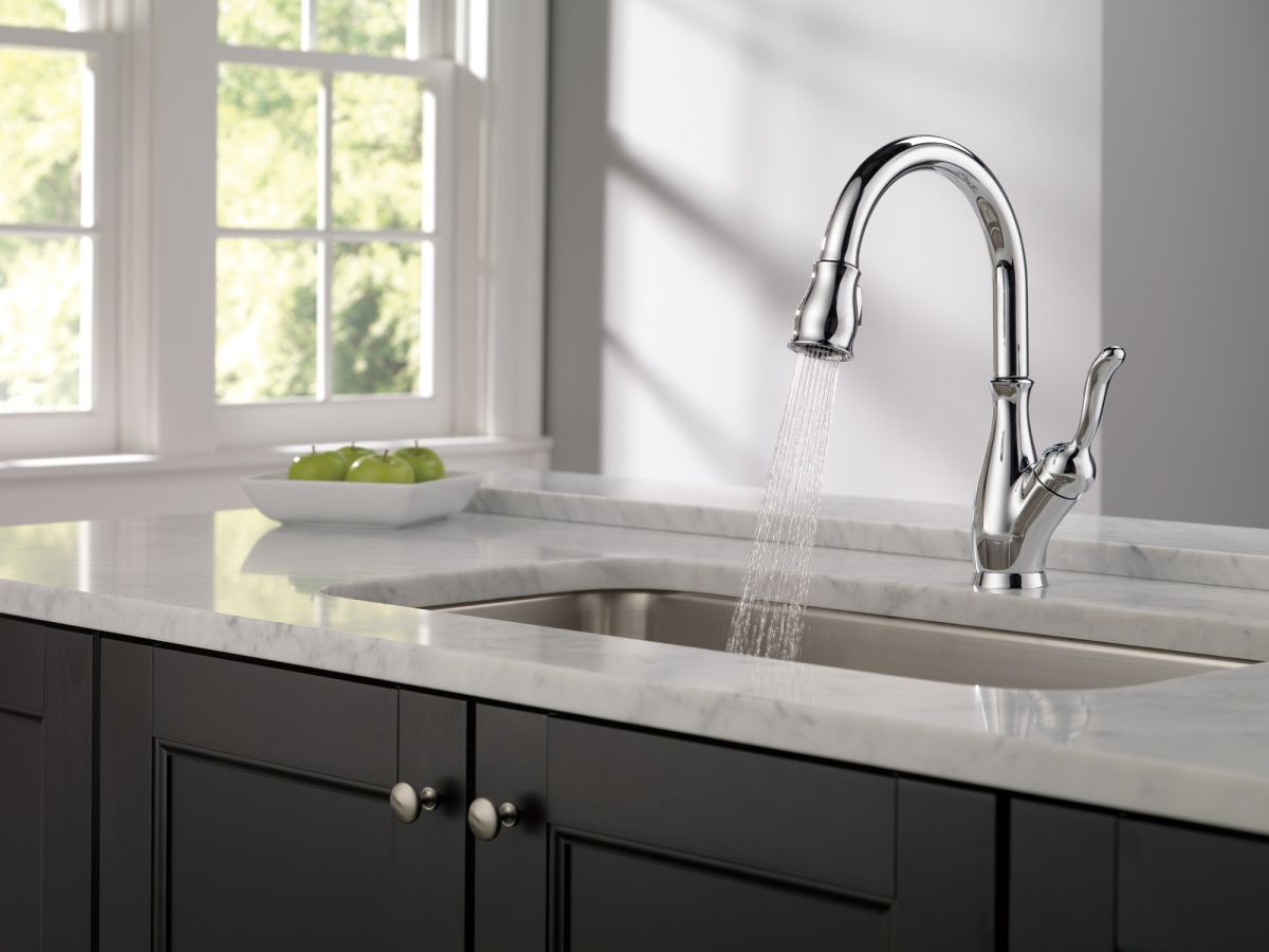 DELTA Leland Single Handle Pull-Down Kitchen Faucet with ShieldSpray Technology — Chrome