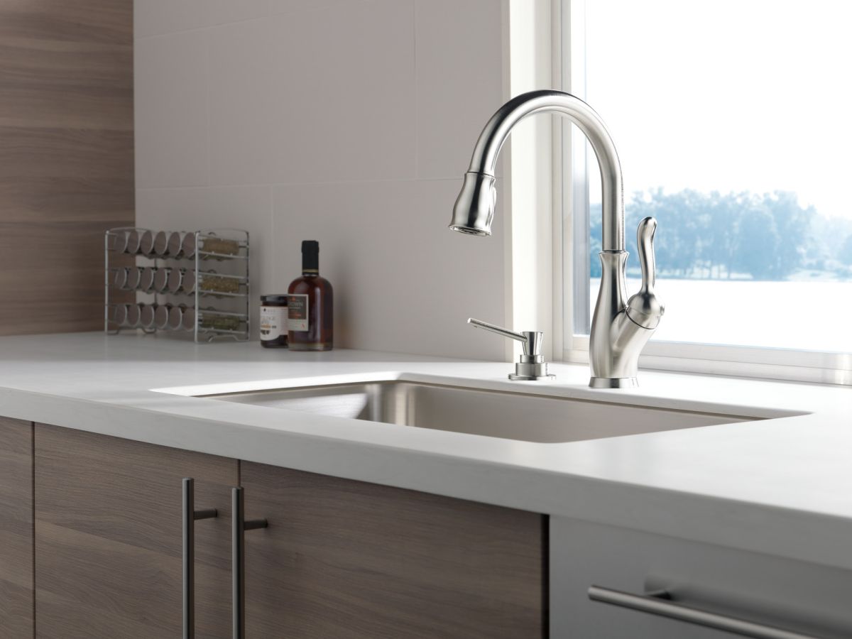 DELTA Leland Single Handle Pull-Down Kitchen Faucet with ShieldSpray Technology — Spotshield Stainless