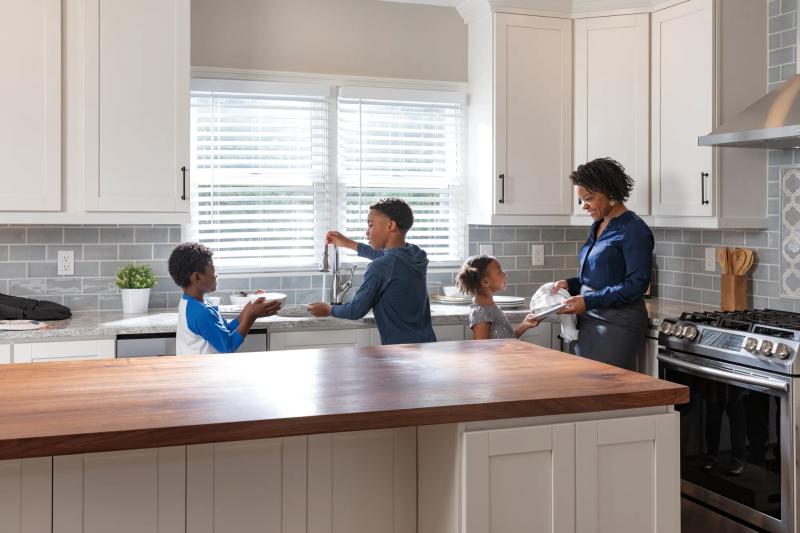DELTA Leland Single Handle Pull-Down Kitchen Faucet with Touch2O and ShieldSpray Technologies — Arctic Stainless
