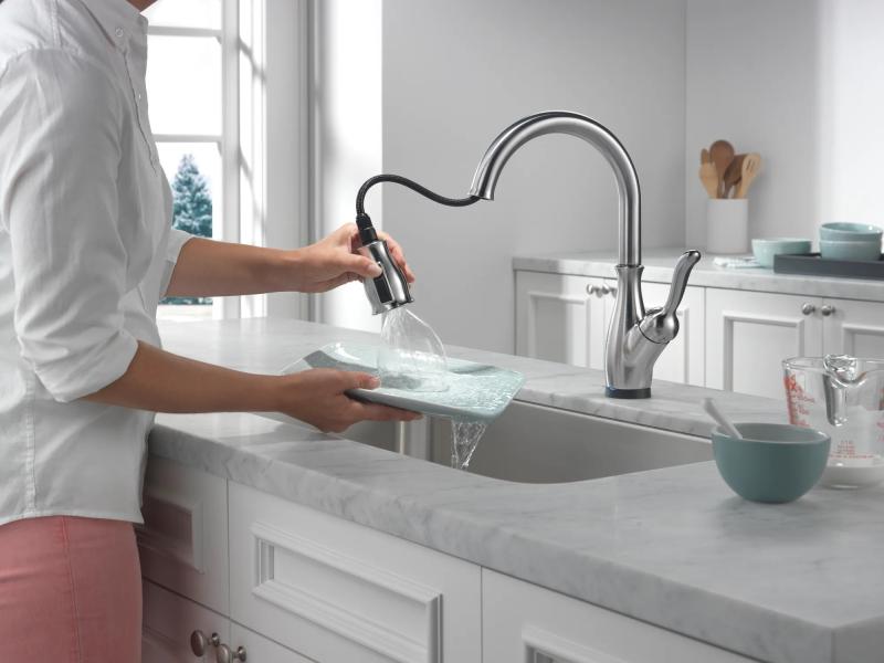 DELTA Leland Single Handle Pull-Down Kitchen Faucet with Touch2O and ShieldSpray Technologies — Arctic Stainless