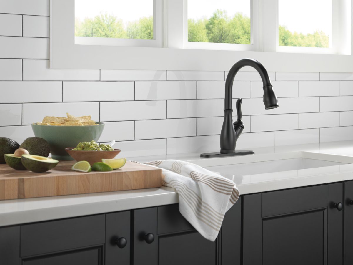 DELTA Leland Single Handle Pull-Down Kitchen Faucet With Touch2O Technology And ShieldSpray Technologies — Matte Black
