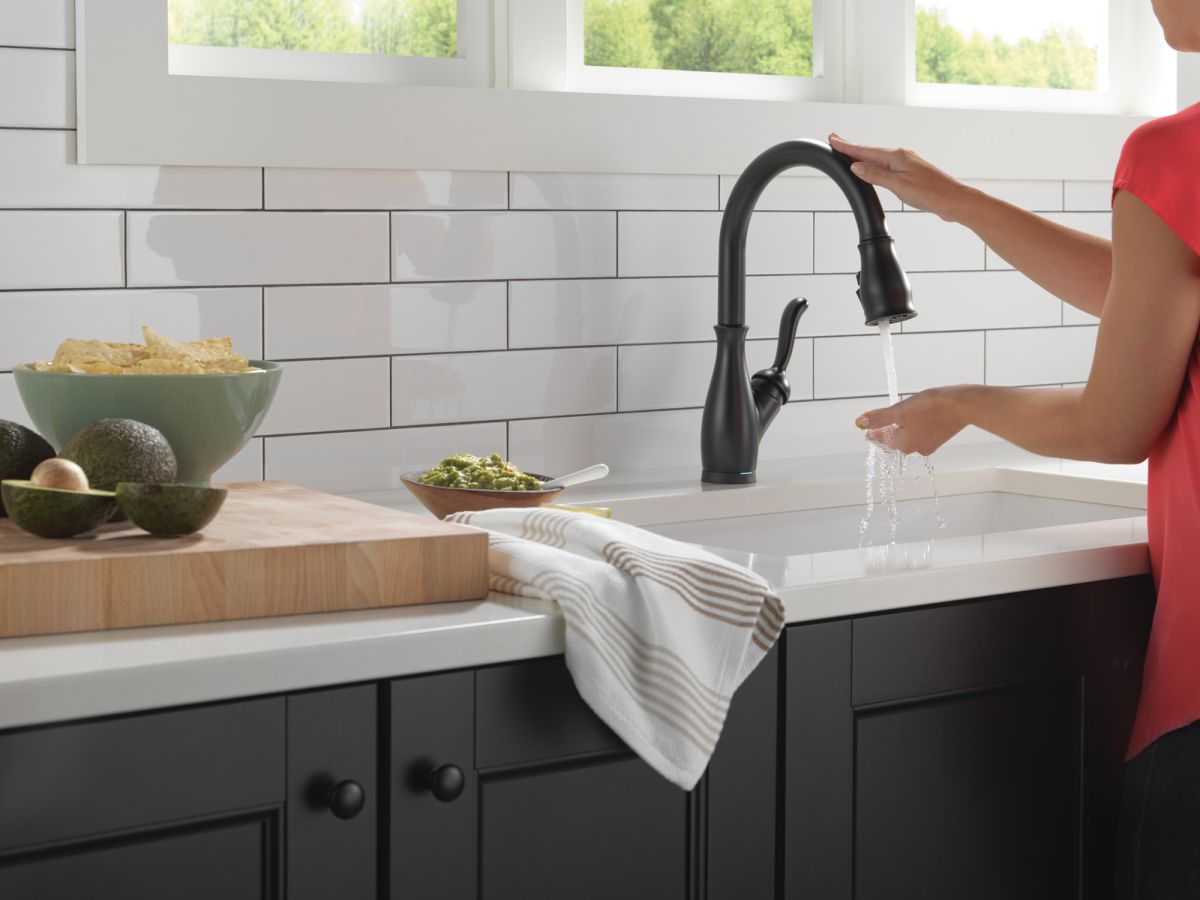 DELTA Leland Single Handle Pull-Down Kitchen Faucet With Touch2O Technology And ShieldSpray Technologies — Matte Black