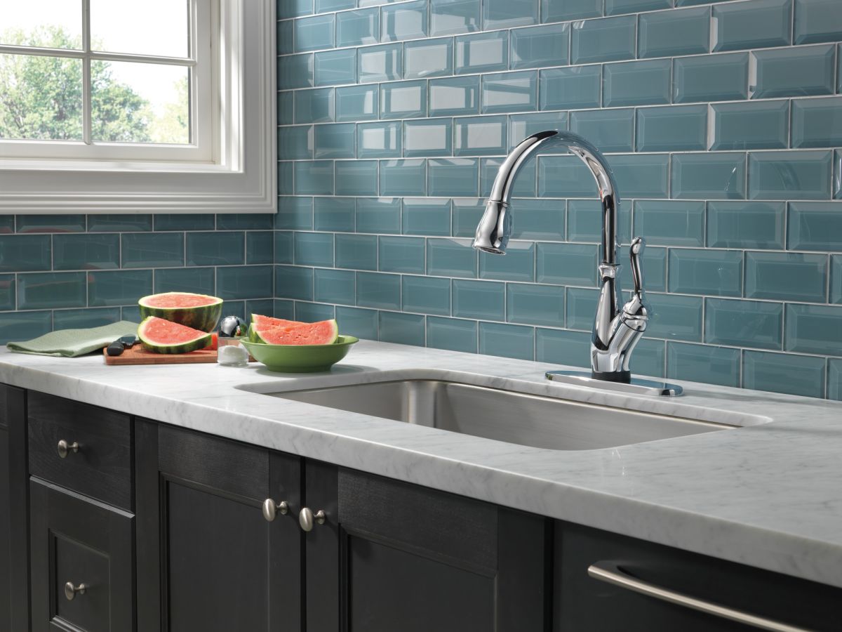 DELTA Leland Single Handle Pull-Down Kitchen Faucet with Touch2O and ShieldSpray Technologies — Chrome