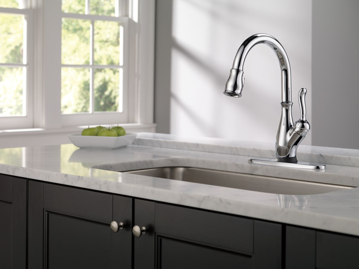 DELTA Leland Single Handle Pull-Down Kitchen Faucet with Touch2O and ShieldSpray Technologies — Chrome