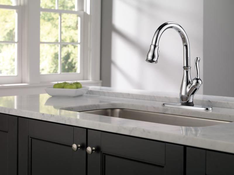 DELTA Leland Single Handle Pull-Down Kitchen Faucet with Touch2O and ShieldSpray Technologies — Chrome
