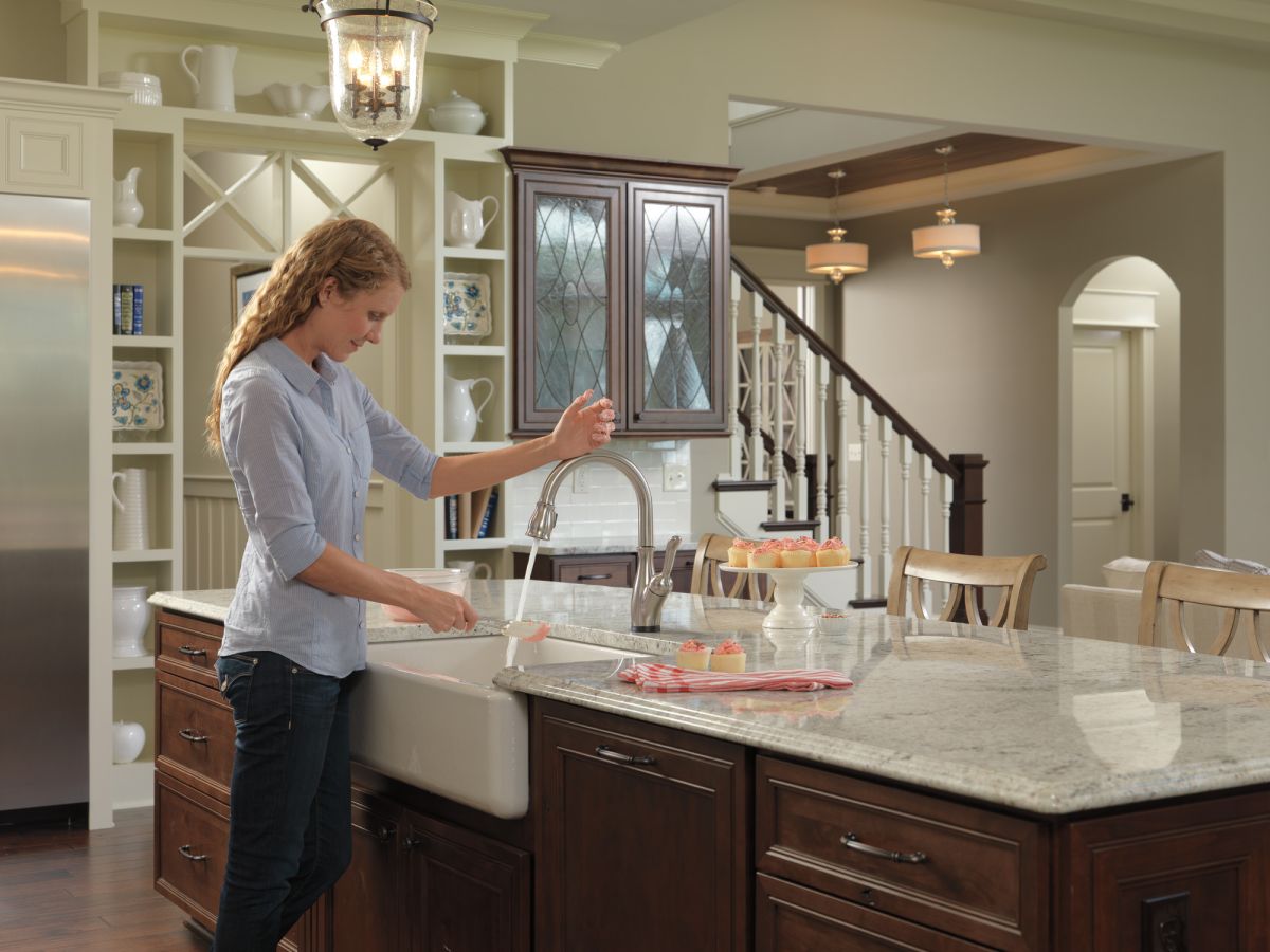 DELTA Leland Single Handle Pull-Down Kitchen Faucet with Touch2O and ShieldSpray Technologies — Spotshield Stainless
