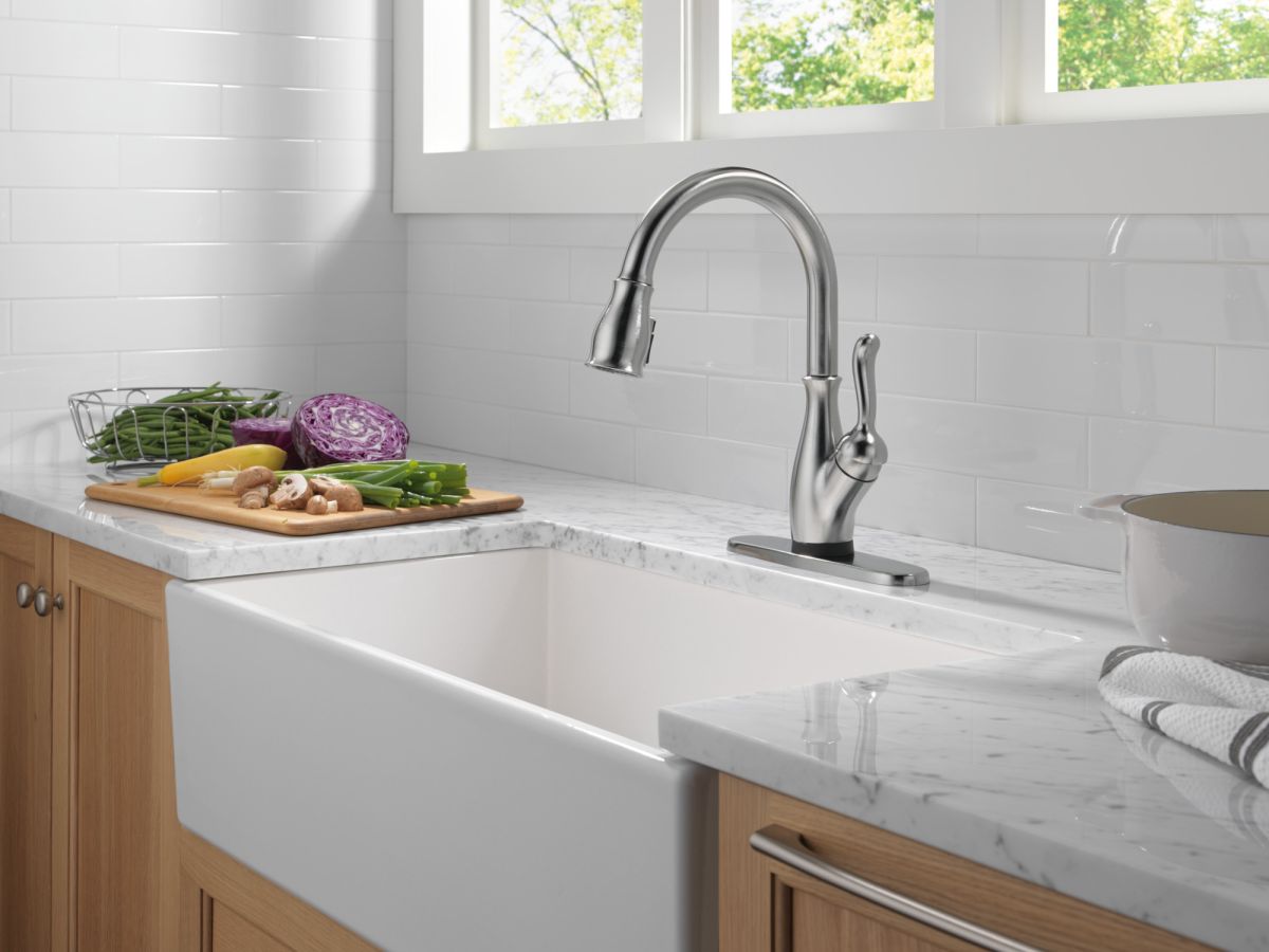 DELTA Leland Touch2O Technology Kitchen Faucet with Touchless Technology — Arctic Stainless