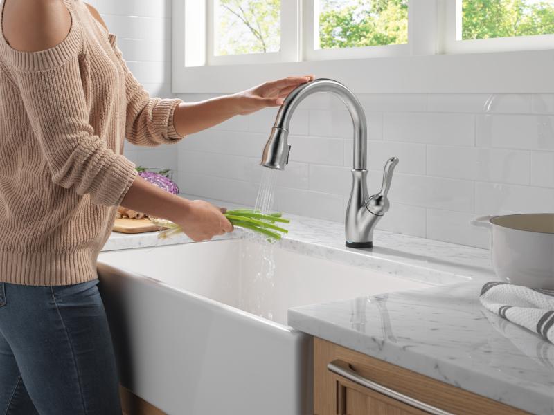 DELTA Leland Touch2O Technology Kitchen Faucet with Touchless Technology — Arctic Stainless