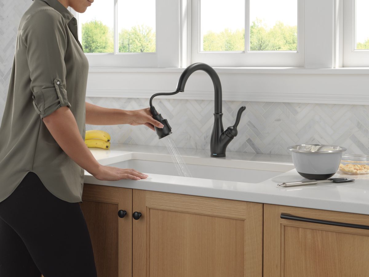 DELTA Leland Touch2O Technology Kitchen Faucet with Touchless Technology — Matte Black