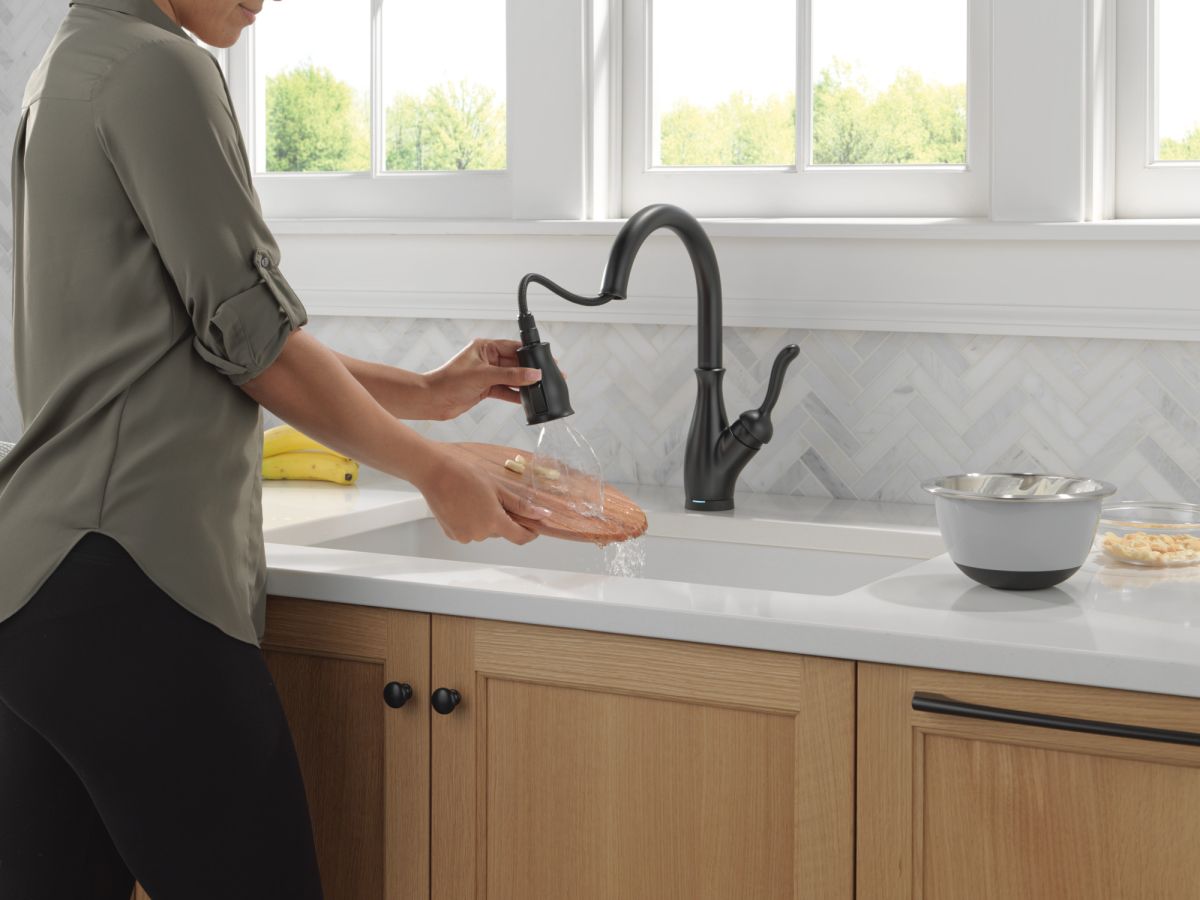 DELTA Leland Touch2O Technology Kitchen Faucet with Touchless Technology — Matte Black