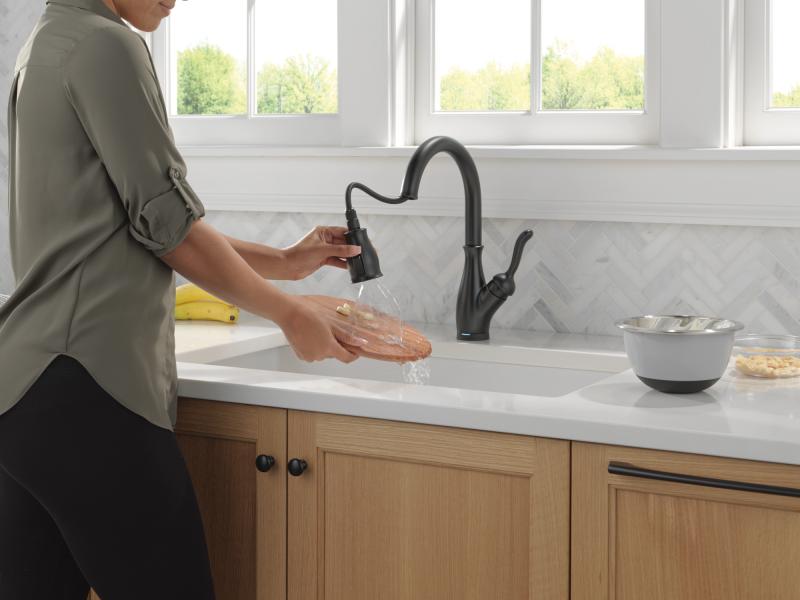 DELTA Leland Touch2O Technology Kitchen Faucet with Touchless Technology — Matte Black