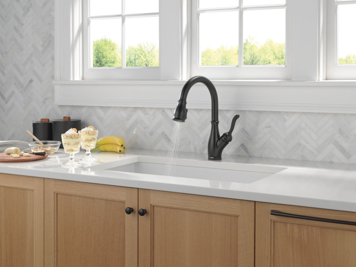 DELTA Leland Touch2O Technology Kitchen Faucet with Touchless Technology — Matte Black
