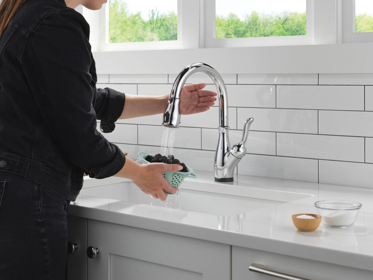 DELTA Leland Touch2O Technology Kitchen Faucet with Touchless Technology — Chrome