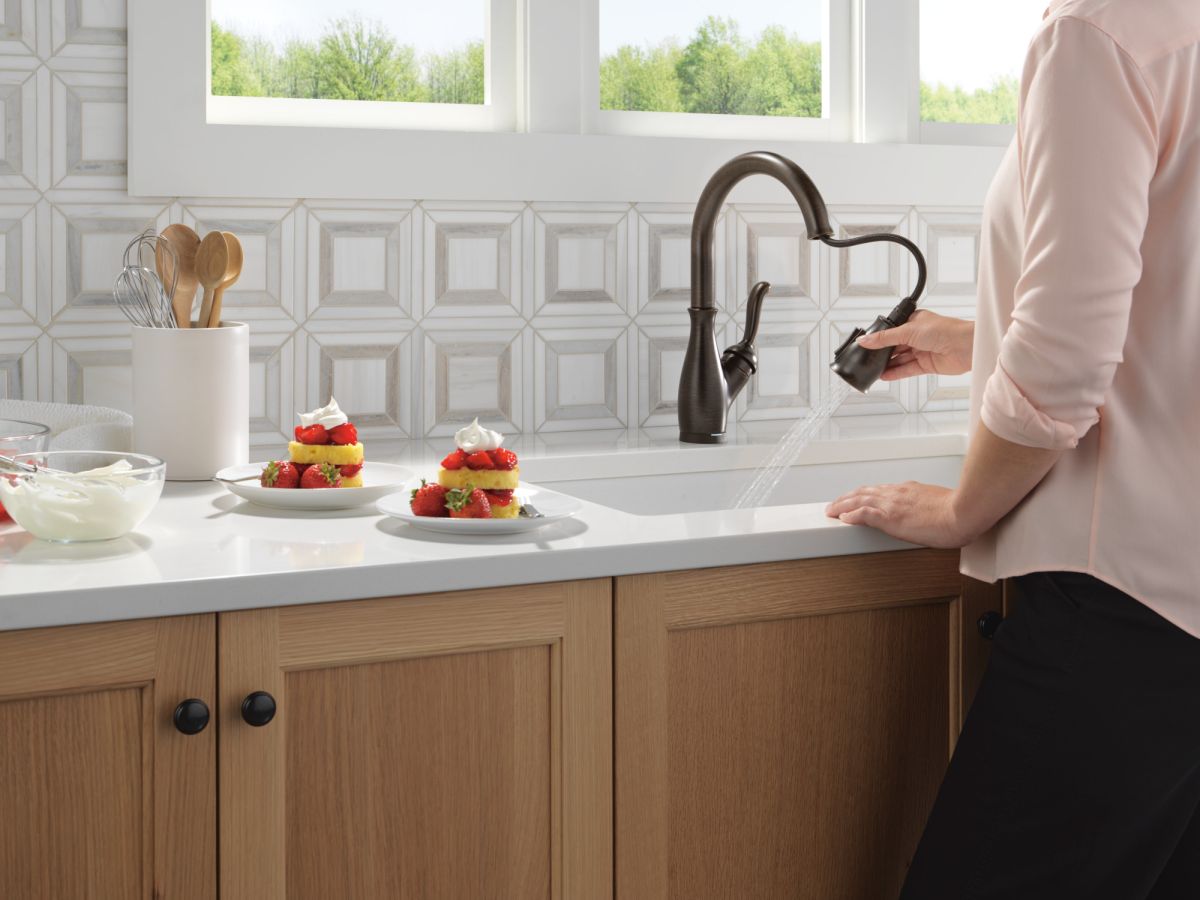DELTA Leland Touch2O Technology Kitchen Faucet with Touchless Technology — Venetian Bronze