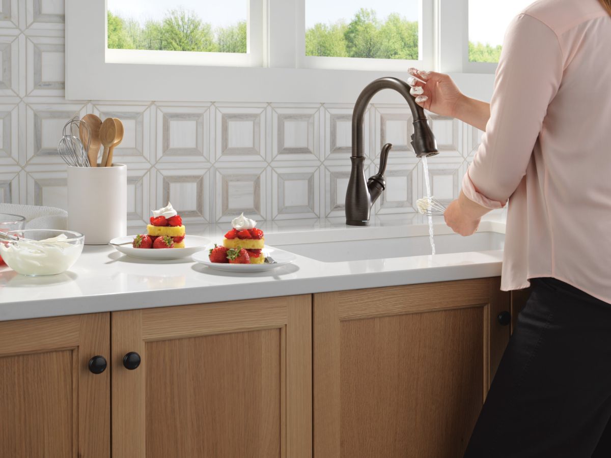 DELTA Leland Touch2O Technology Kitchen Faucet with Touchless Technology — Venetian Bronze
